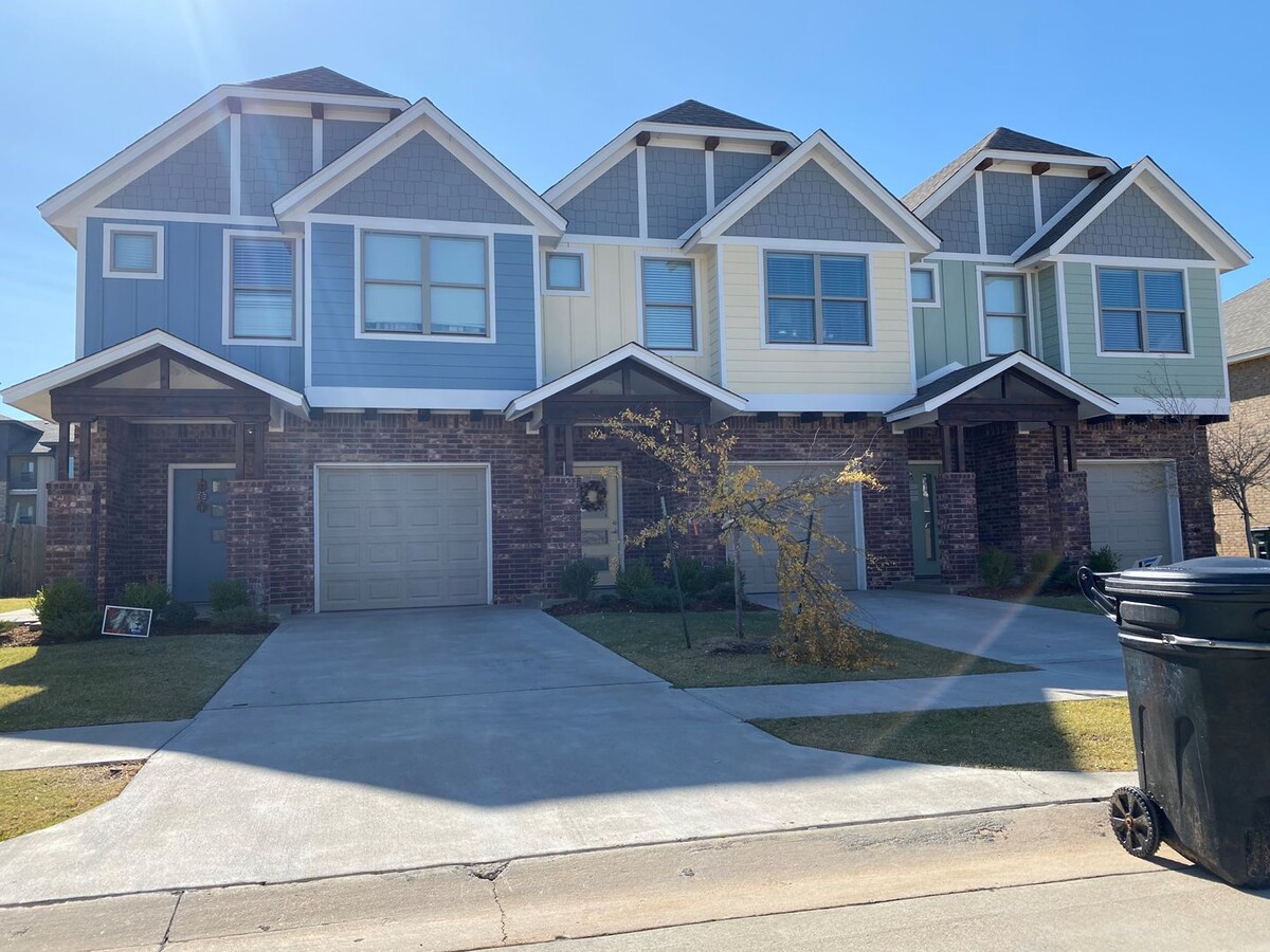 3 Bed 2.5 Bath townhome in Moore! - 3 Bed 2.5 Bath townhome in Moore!