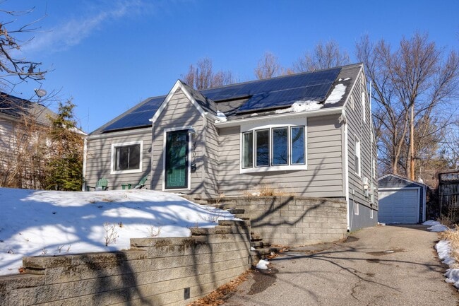 Building Photo - SOUTH OF GRAND LOCATION!! 4 Bedroom, 1.5 Bathroom Home in Des Moines!