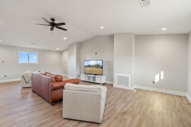 Photo - 414 Gregg Dr