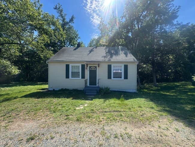 Photo - MINUTES TO DOWNTOWN FREDERICKSBURG - 2 BEDROOM COTTAGE