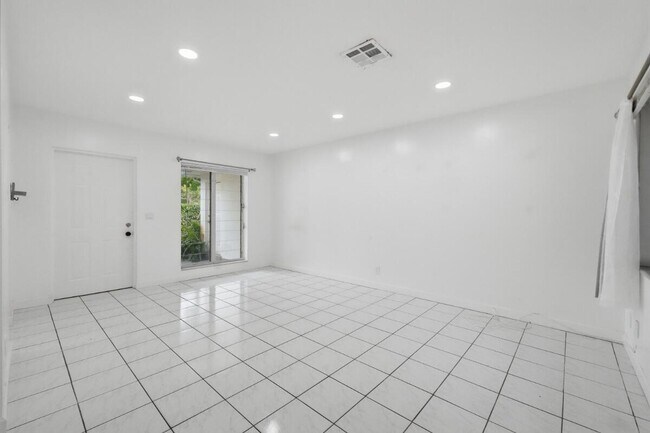 Photo - 1201 N Victoria Park Rd Unit 1203