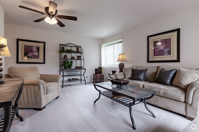 1BR, 1BA - 675SF - Living/Dining - Deer Glen Apartments