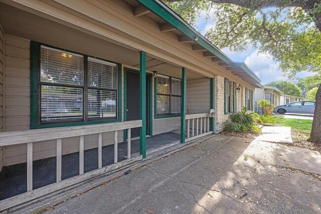 Photo - 300 Tilbury Ln