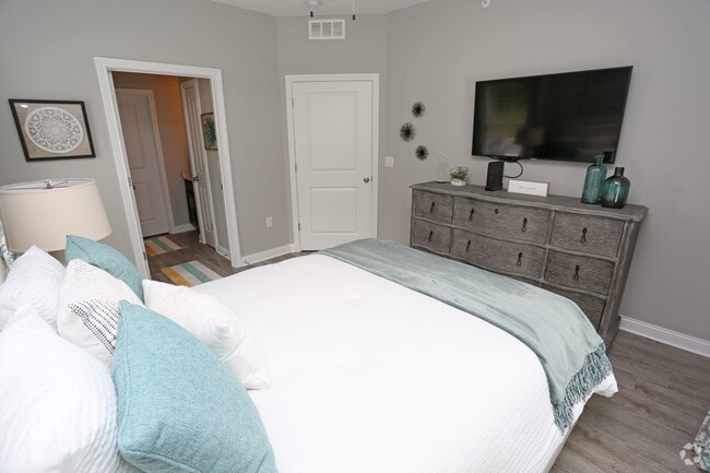 2BR, 2BA - 985 SF - Bedroom
