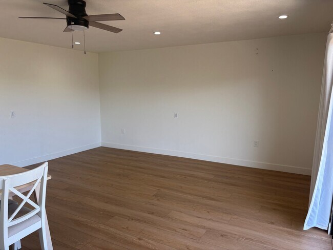 Photo - 2704 Hutchison St