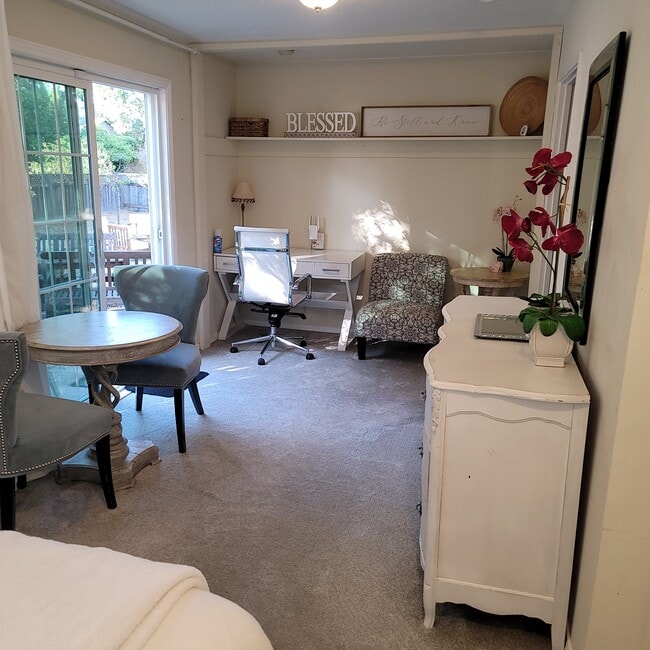 Building Photo - 2014 Hatch Rd Unit Private Studio  Available Now