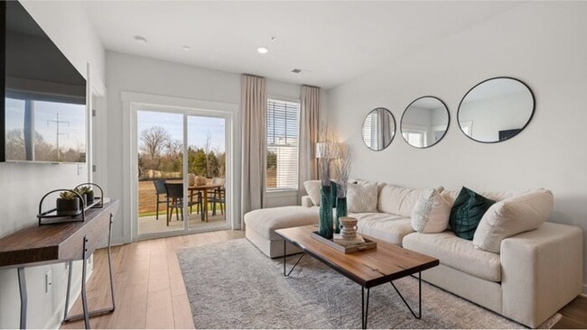 Building Photo - This well-maintained 3-bedroom, 3-bath hom... Rental