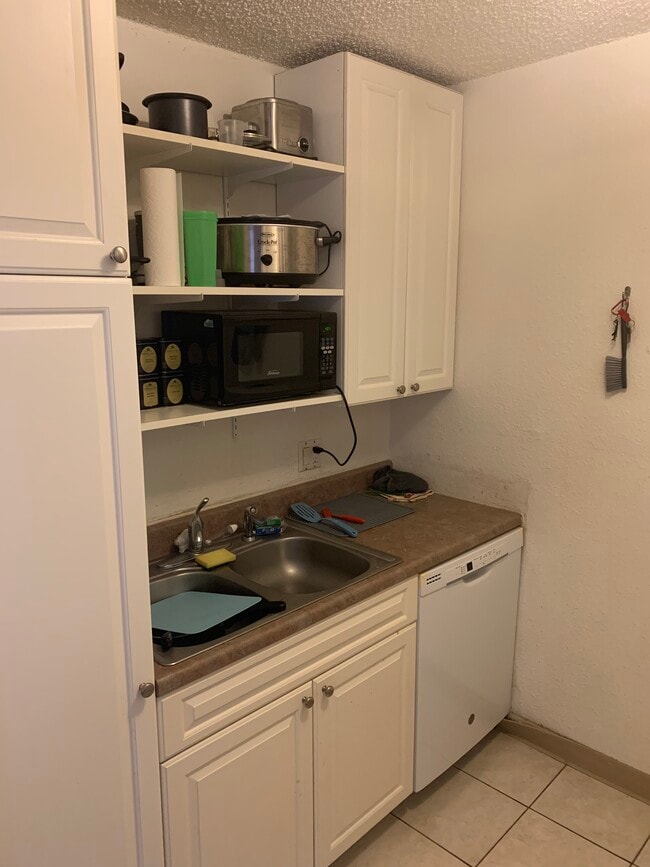 Kitchen - 3353 Madison Ave Unit Wimbledon U113