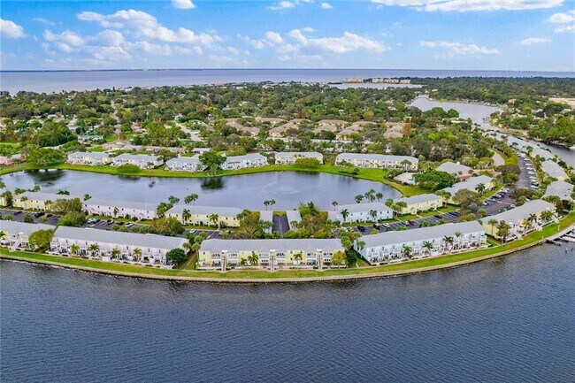 Building Photo - 121 Sea Horse Dr SE Unit C (Furnished) Rental