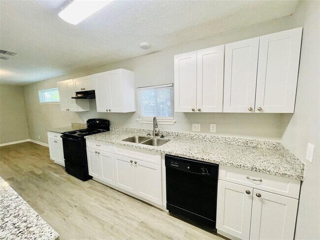 Photo - 511 13th St N