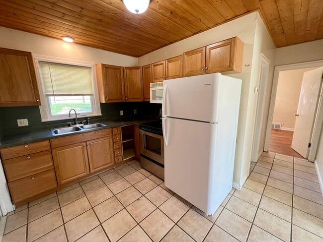 221 1/2-617 1/2 Grand Ave Unit 617 Grand Ave