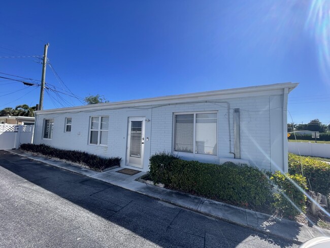 Building Photo - 2023 S Suzanne Cir Rental