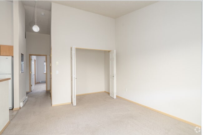 1BR, 1BA - 770SF - Living Room