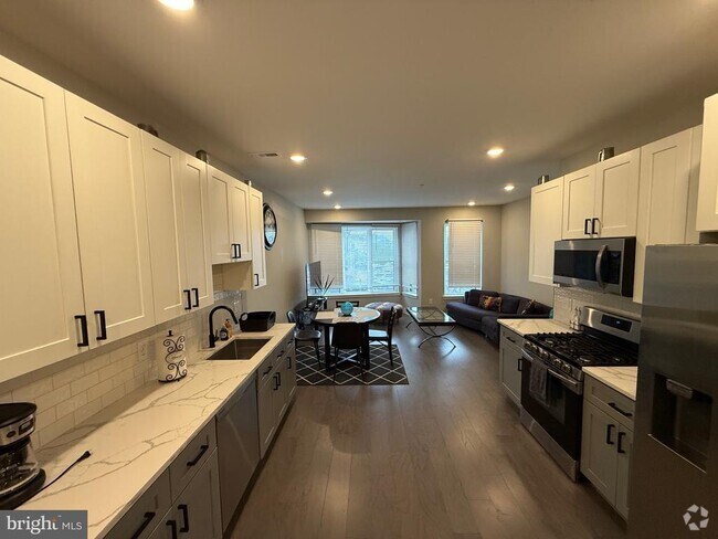 Building Photo - 2034 Ridge Ave Unit 2 Rental