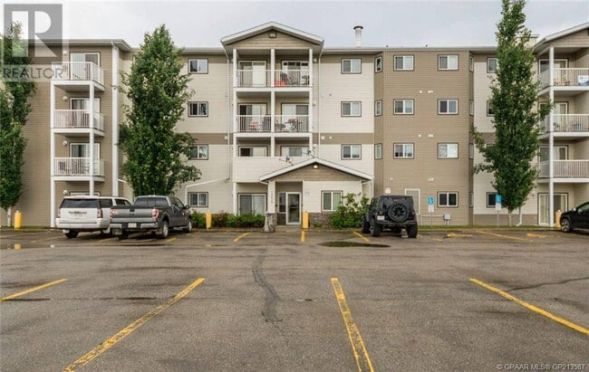 Building Photo - 12015-12015 Royal Oaks Dr