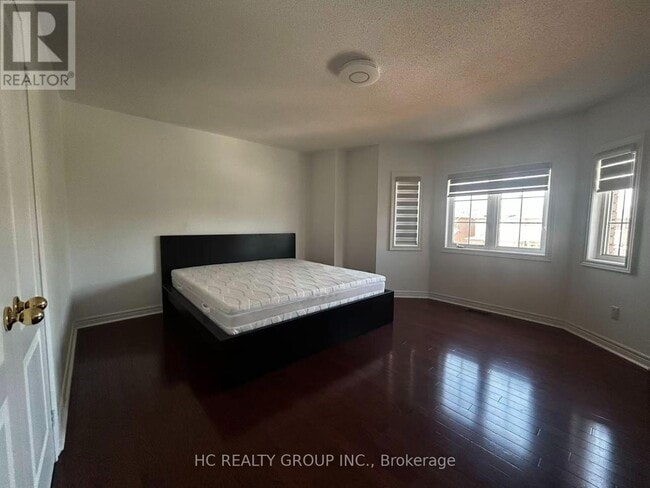 Photo - 563 Highglen Ave