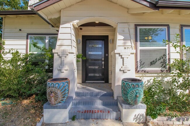 Photo - 931 W Gramercy Pl