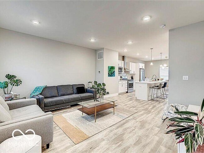 Photo - 2579 Filson St