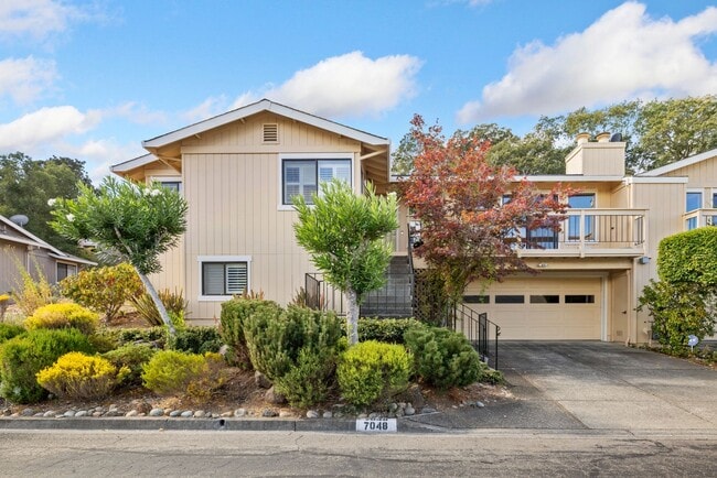 Building Photo - Breathtaking views of Hood Mountain and Su... Rental