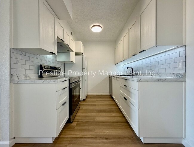 Building Photo - FULLY Remodeled and Cute NorthWest Condo With Everything You Need!!!