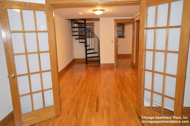 Photo - 3912 N Greenview Ave Unit 1