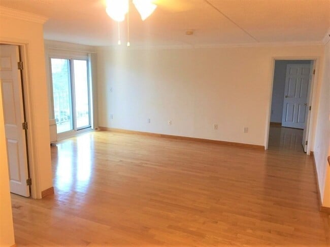 Building Photo - 200 Cove Way Unit 318