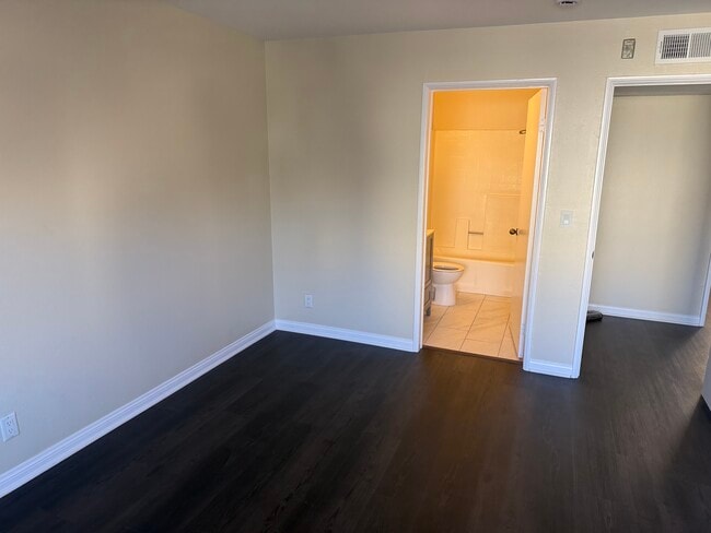 Baño principal contiguo al baño - 9920 Jordan Ave Unidad 7