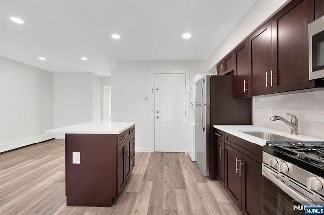 Photo - 561 Broad St