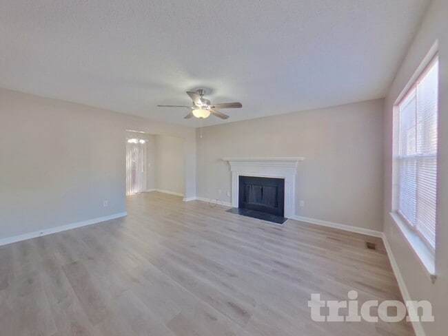 Photo - 104 Kells Dr