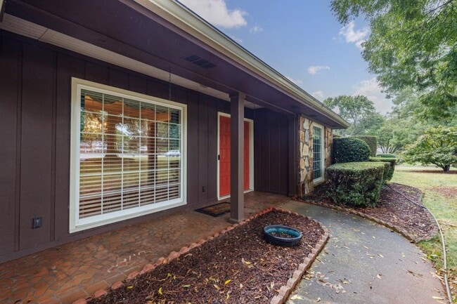 Photo - 585 W Crossville Rd