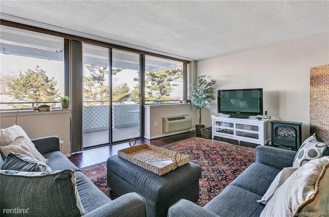 Photo - 1 br, 1 bath - 1460 Elm St