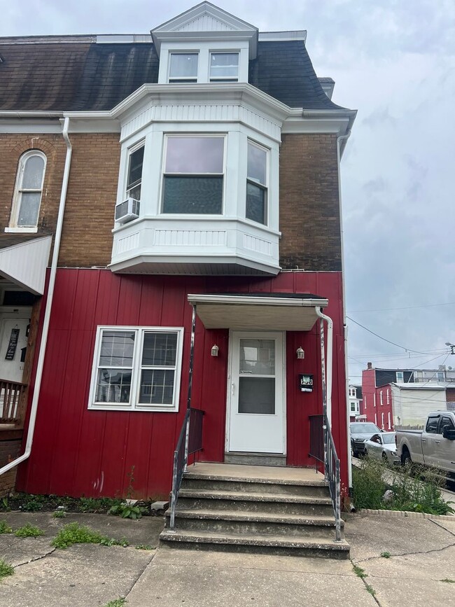 Building Photo - 758 W King St Unit 1st Floor