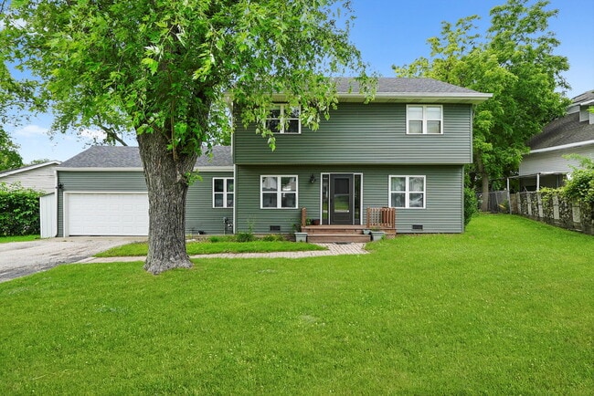 Building Photo - Stylish 4-Bedroom Home with Room to Work, ...