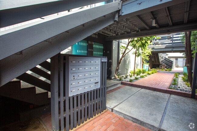 Área de correo - Village Flats: Mid-Century Design with Modern Convenience