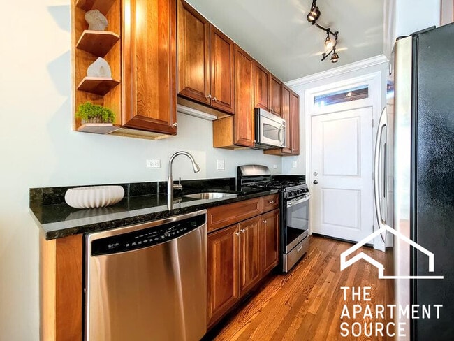 Photo - 736 W Addison St Unit 1