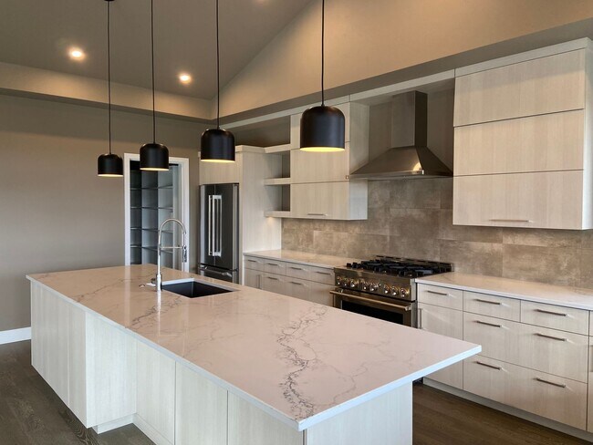 Photo - Newer, Modern Construction Home in Tetherow