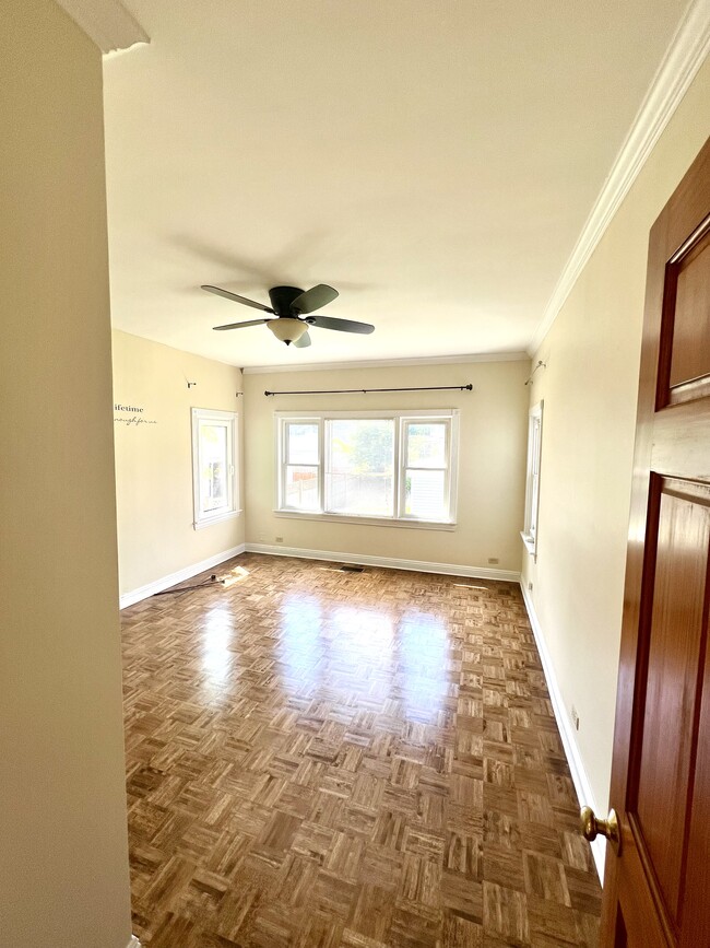 Dormitorio principal grande - 3122 Clinton Ave Unidad 1st floor