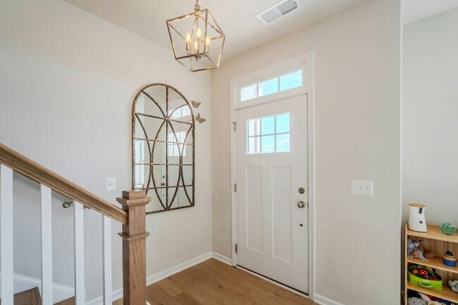 Photo - 813 Sawback Sq NE