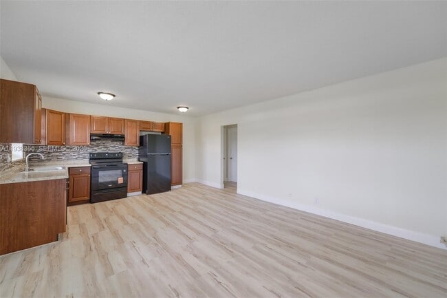 Building Photo - 5420 NE 22nd Terrace Unit 18