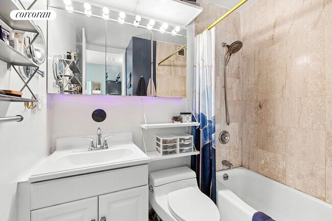 Photo - 350 W 50th St