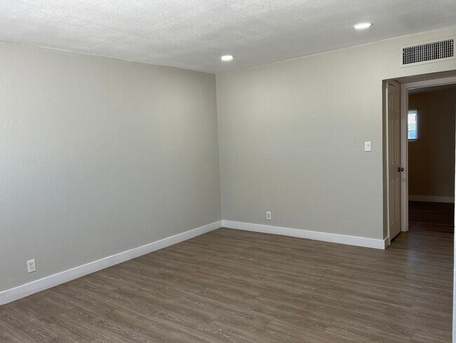 2222 W Campbell Ave