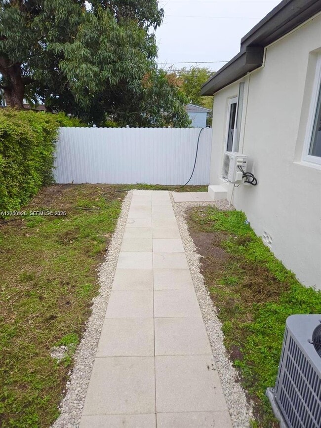 Building Photo - 6820 SW 5th St Unit 1