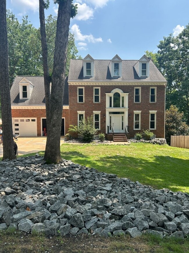 Building Photo - Stunning 6-Bedroom Home with Pool – Available Now