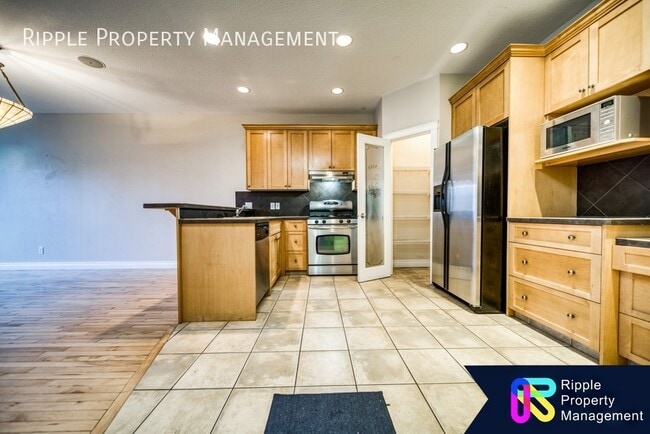 Building Photo - Modern 2 Beds, 2.5 Baths Townhouse | No Pe...