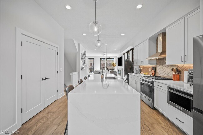Photo - 1403 Superior Ave E