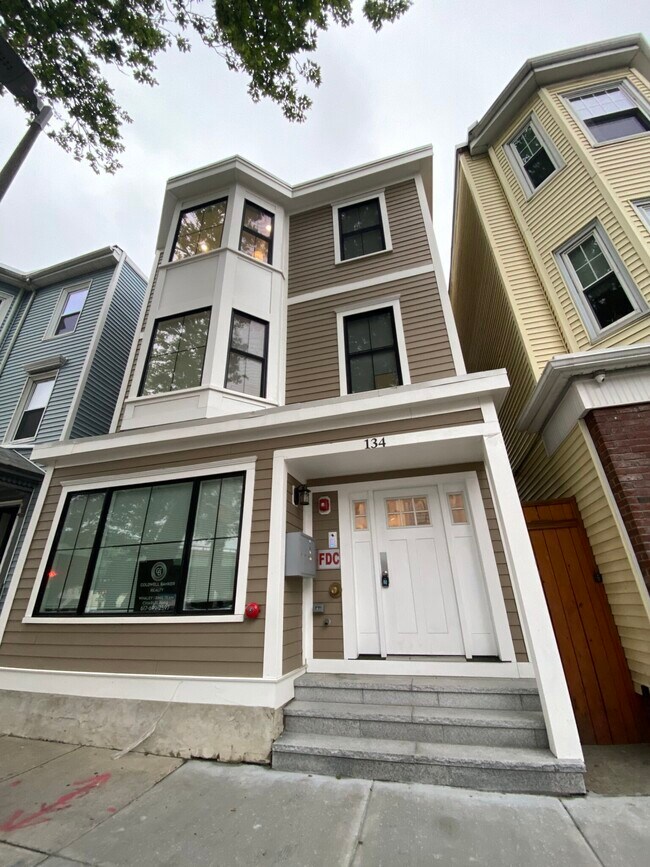 Building Photo - 134 Chelsea St Unit 2 Rental