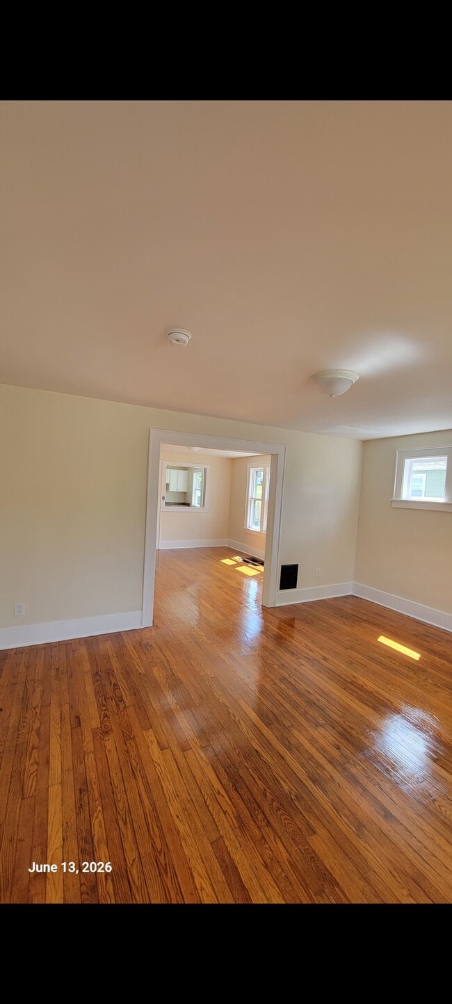 Building Photo - 127 Hutchinson Ave Unit Downstairs apartment