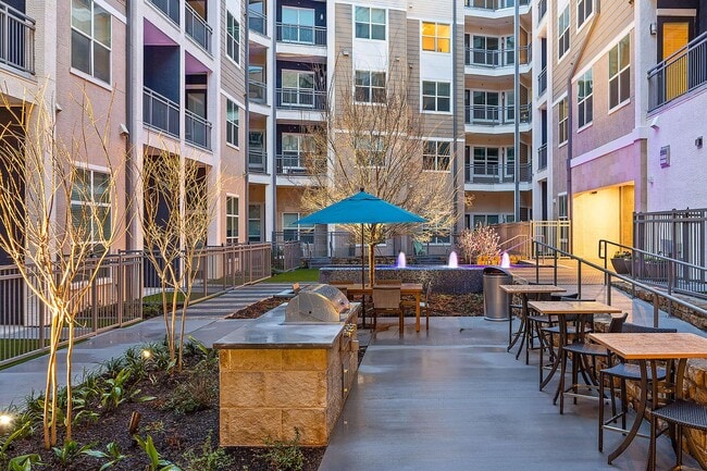 Lujoso patio con salón The Cove, parrillas estilo resort y horno de pizza - Jewel on Landmark