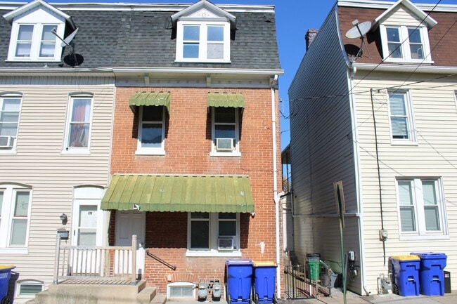 Building Photo - 2-Bedroom Second-Floor Apartment