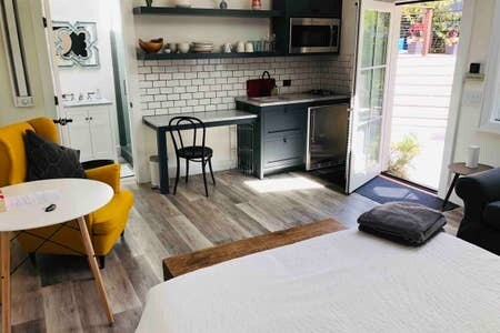 Desk set up, Kitchen with confection Oven, Gas Hob, Microwave - 5328 Lawton Ave Unidad 1